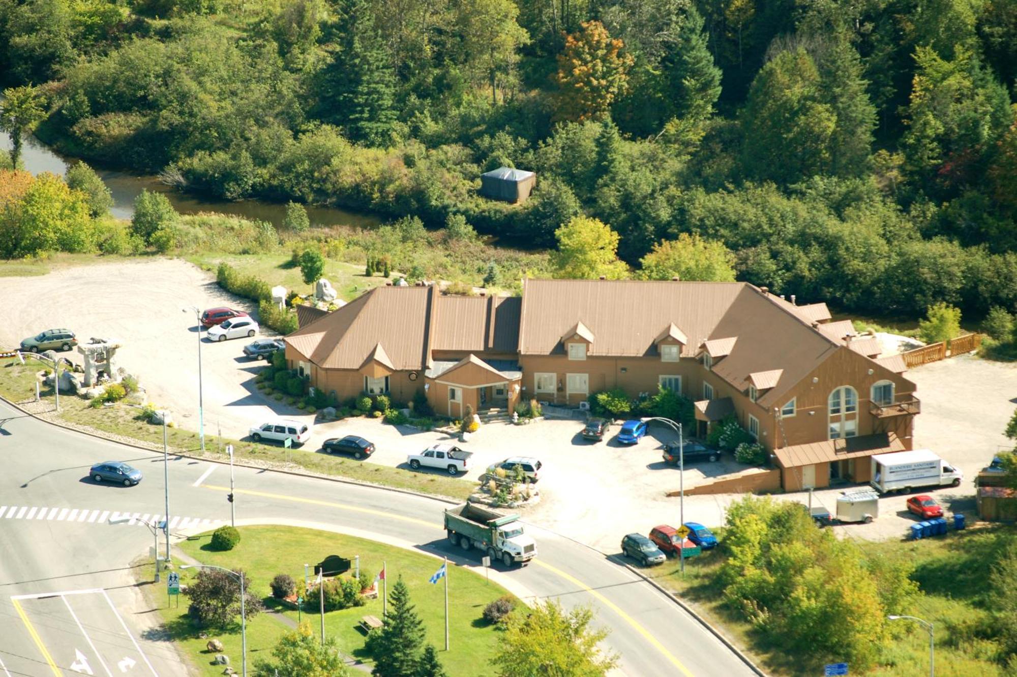 Hotel Alila Saint-Sauveur-des-Monts Екстериор снимка